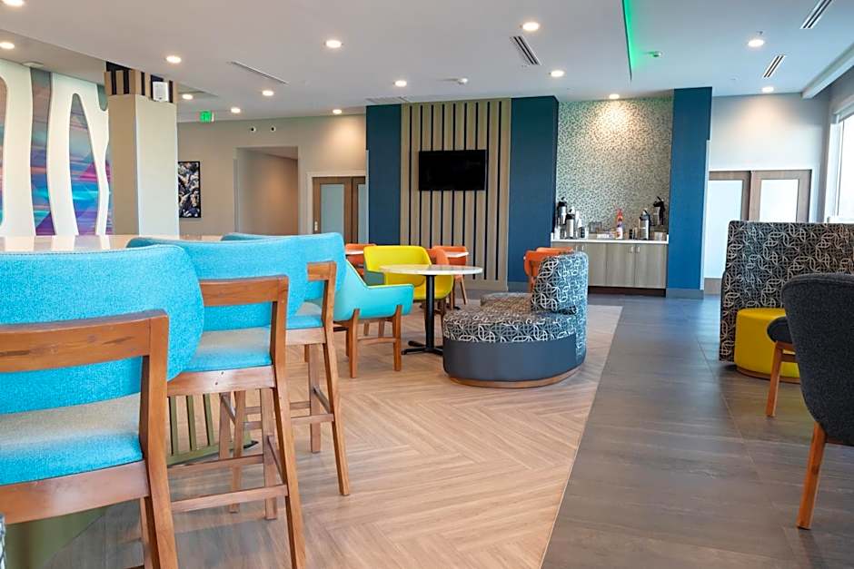 La Quinta Inn & Suites by Wyndham San Antonio Seaworld LAFB