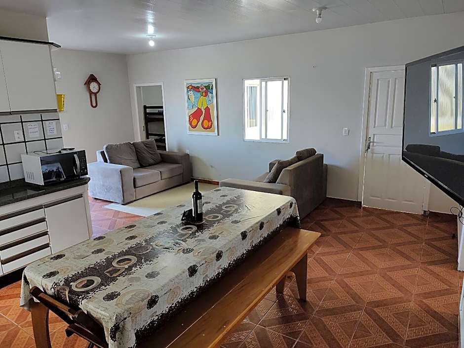 Casa pé na areia com vista especial do pôr do sol.