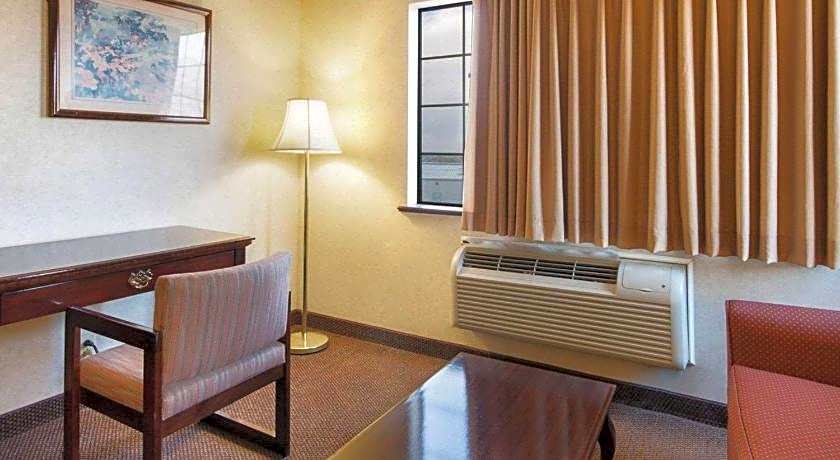 Econo Lodge Inn & Suites El Paso