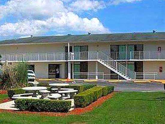 Super 6 Inn & Suites