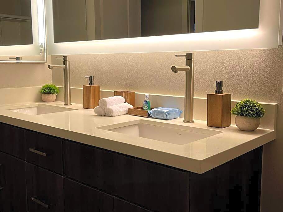 Cozy 2 Bedroom 2 Bathroom Condo with Pool, Gym, Spa