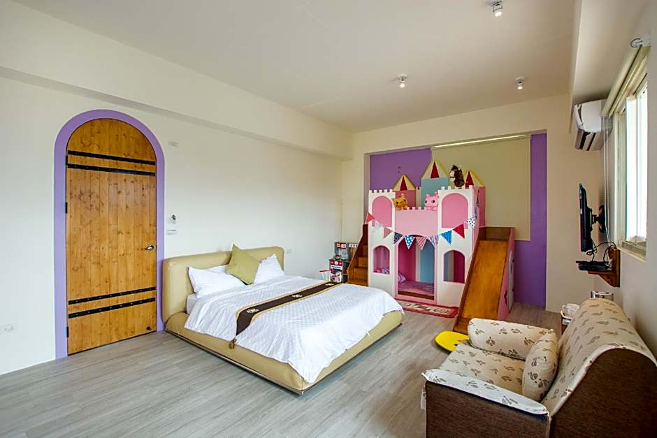 Colorful Wooden Horse Homestay – Luodong, WV