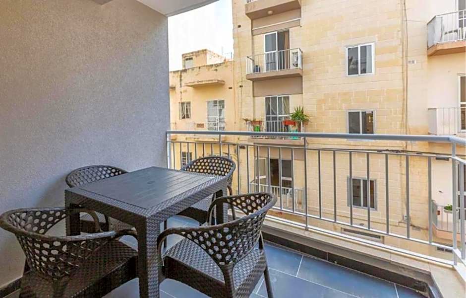 Spacious 2BR Apartment with Terrace - by HostMT