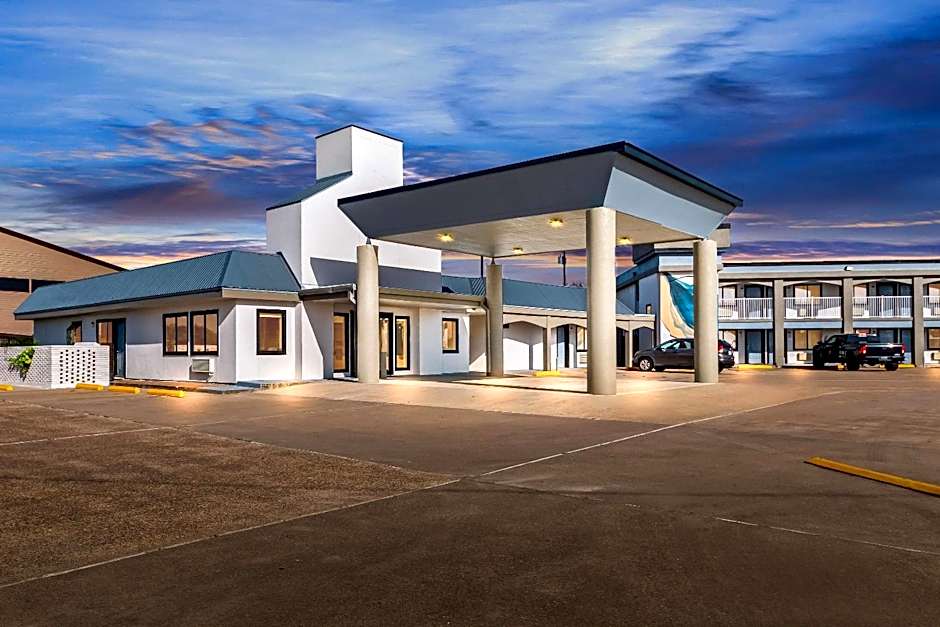 Quality Inn & Suites Port Lavaca near Lighthouse Beach