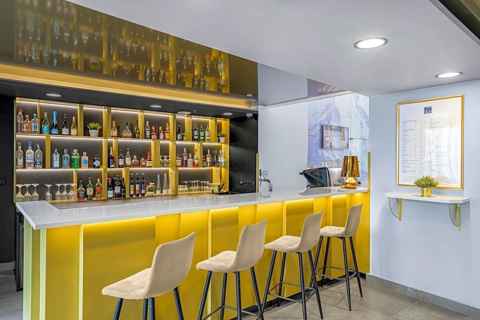 12 Revay Hotel