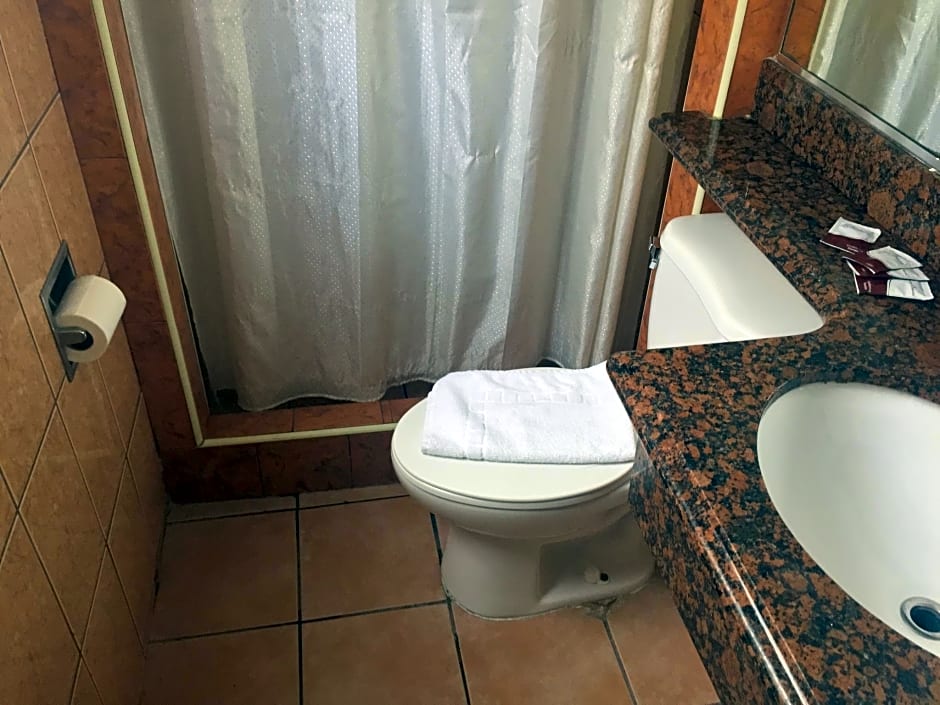 Paradise Inn & Suites
