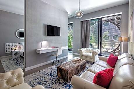 Platinum King Suite with Pool Access