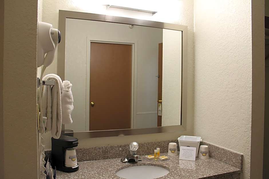 Days Inn & Suites by Wyndham Bridgeport - Clarksburg