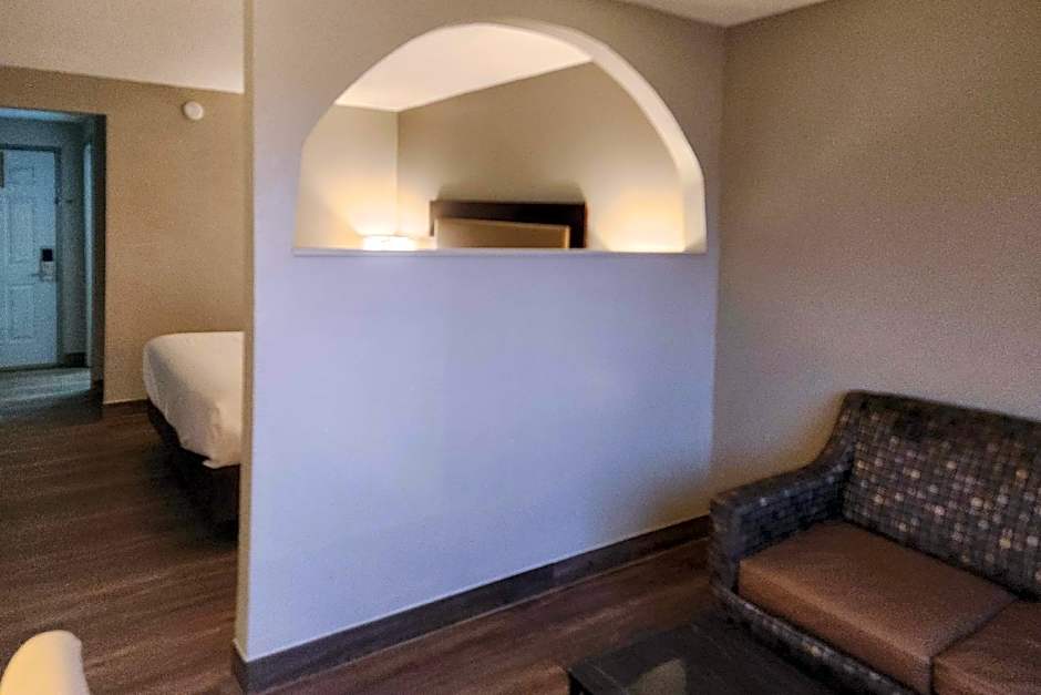 Econo Lodge Inn & Suites