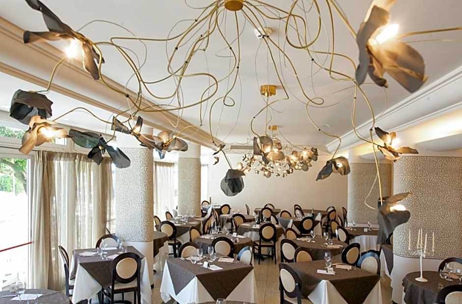 Hotel Soraya - Spiaggia Sawasdee with Beach, Restaurant & Parking