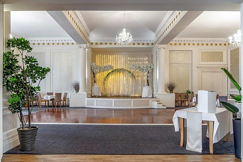 The Grand Burstin Hotel