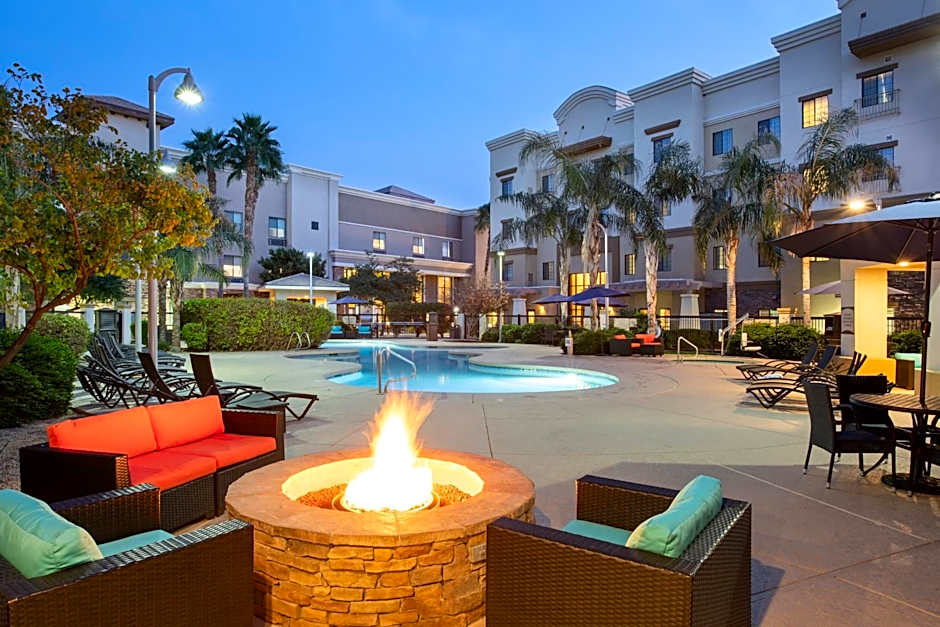 Holiday Inn Express & Suites Phoenix - Glendale Sports Dist By IHG