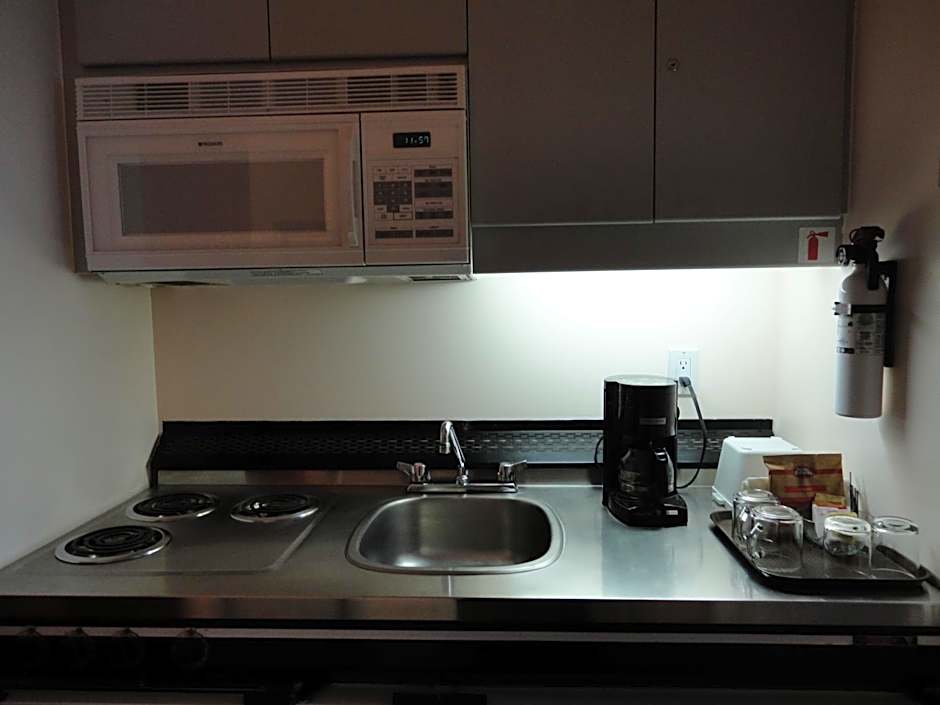 Rosedale on Robson Suite Hotel