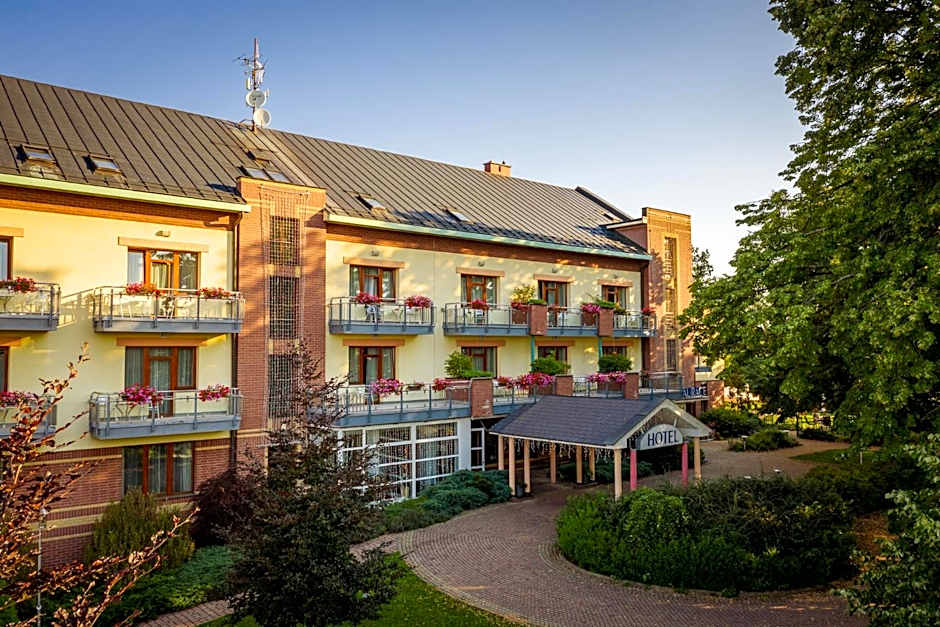 April hotel Panorama