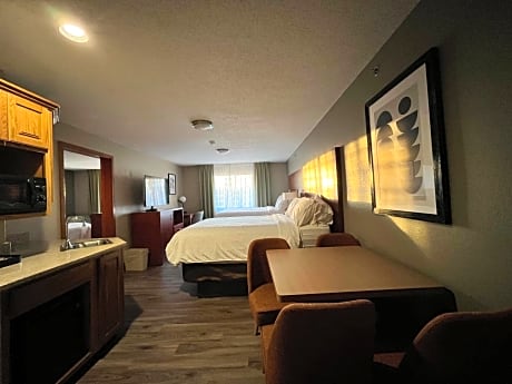 Suite - 1 King 2 Queen Beds, Non-Smoking, 2 Rooms, Microwave And Refrigerator, Full Breakfast