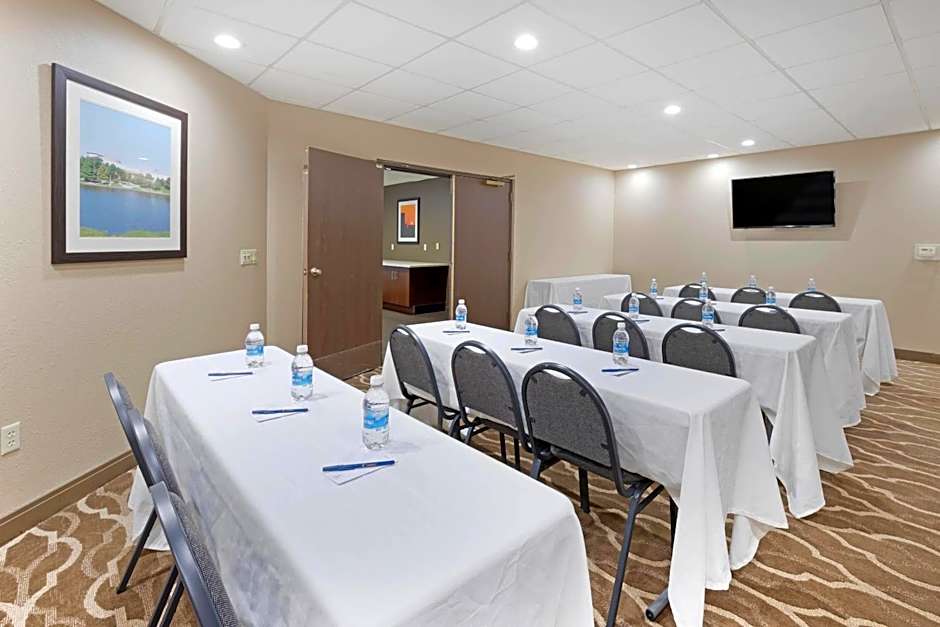 Comfort Inn & Suites Wichita Northeast