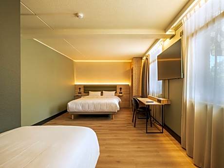 Standard Room - 1 Queen Bed 2 Bunk Beds