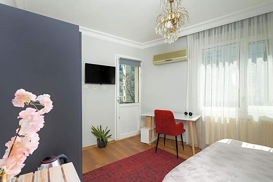8 Rooms House
