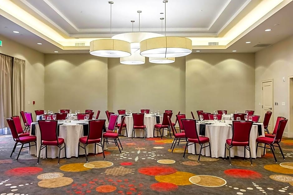 Embassy Suites by Hilton Newark Airport
