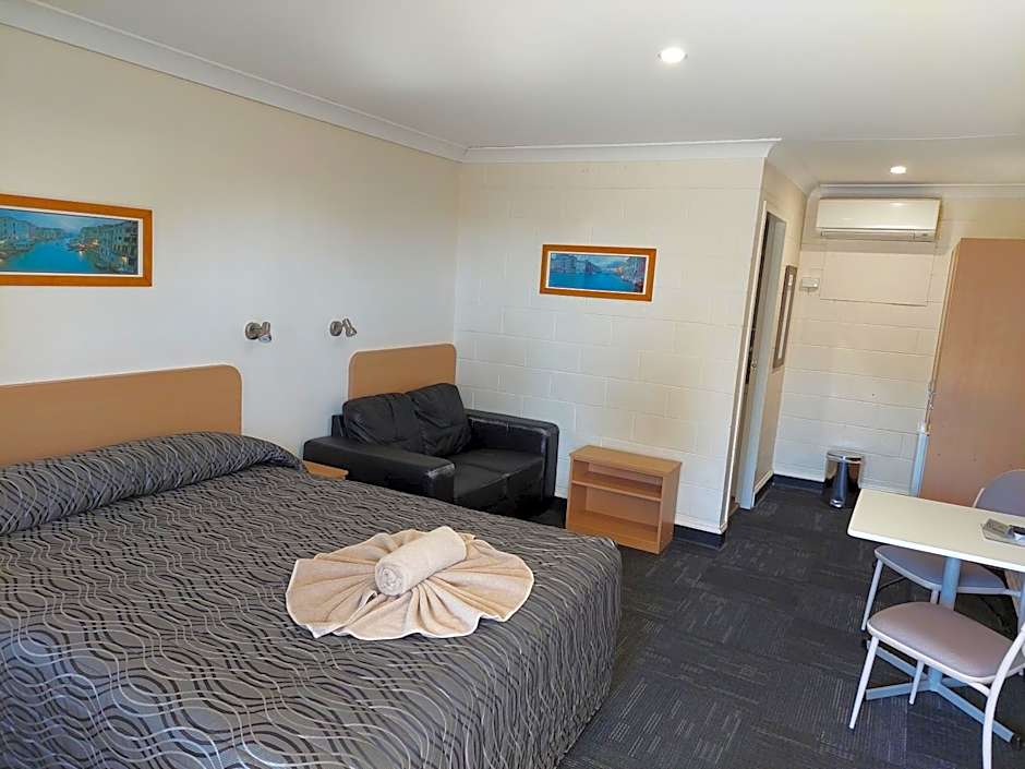 All Seasons Motor Lodge