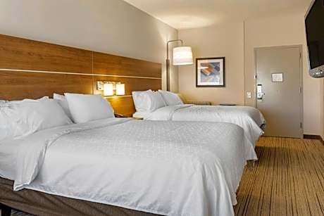 One-Bedroom Queen Suite with Two Queen Beds