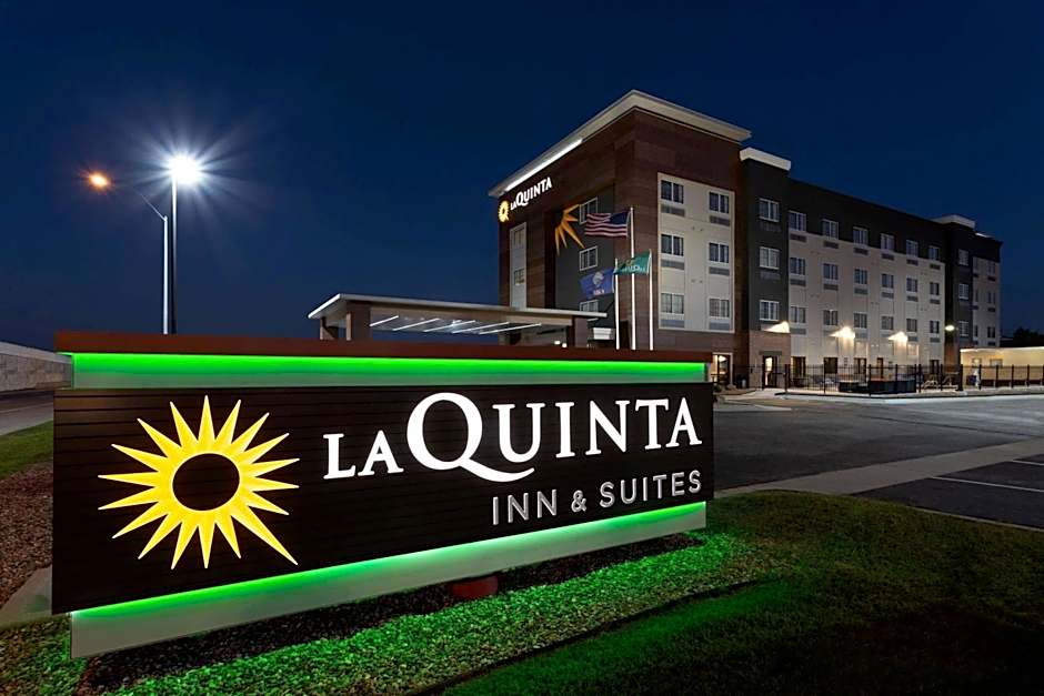 La Quinta Inn & Suites by Wyndham Wichita Airport