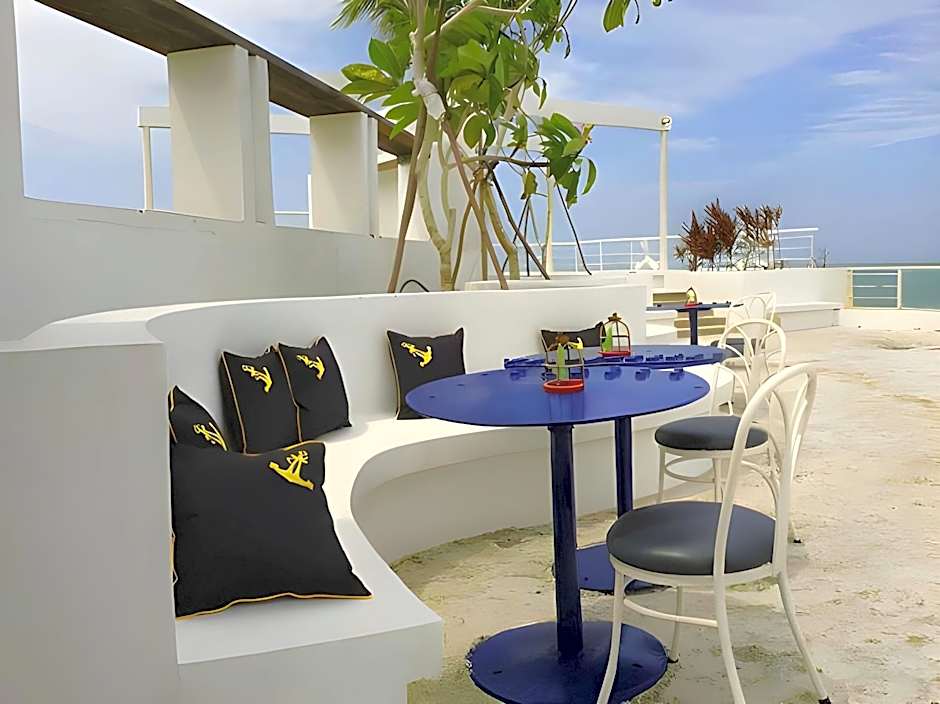 Doulos Phos The Ship Hotel