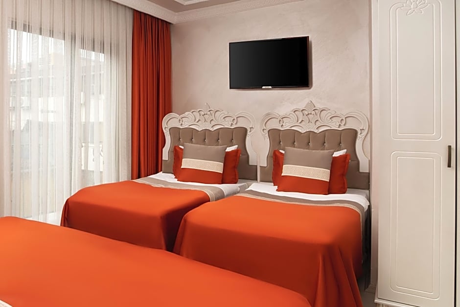 DELUXE NEWPORT HOTEL