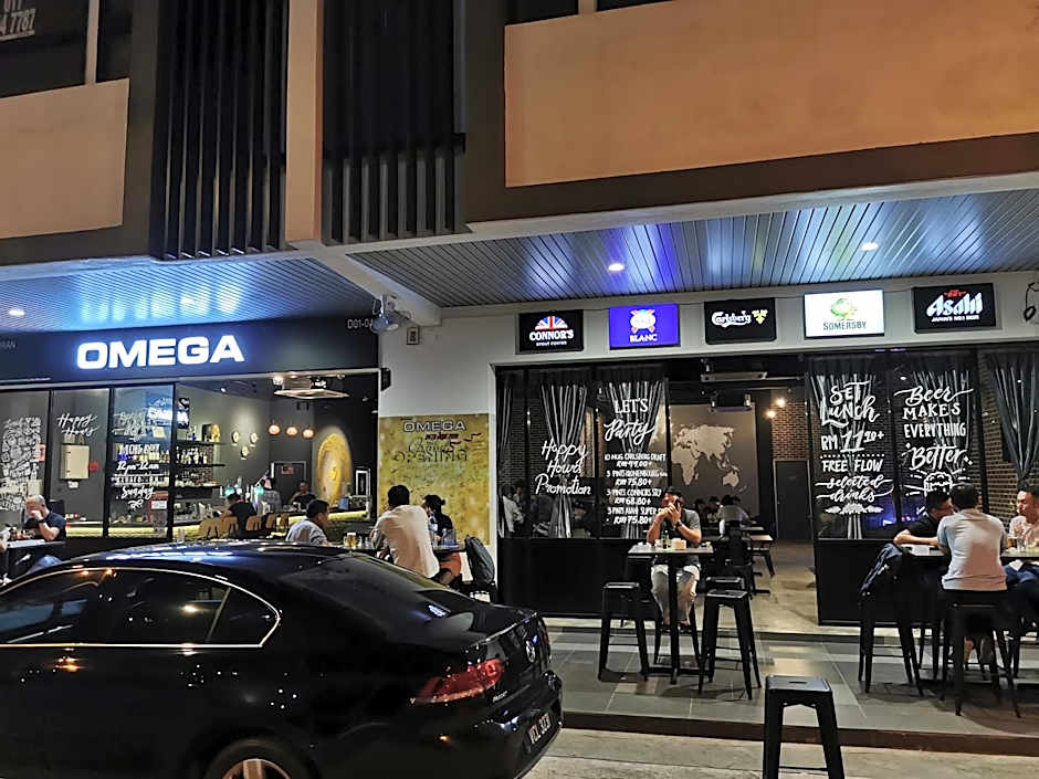 REVO at AURORA PLACE, Pavilion 2, 5 Minutes To AXIATA ARENA BUKIT JALIL FREE WIFI by De Harlequins Guesthouse