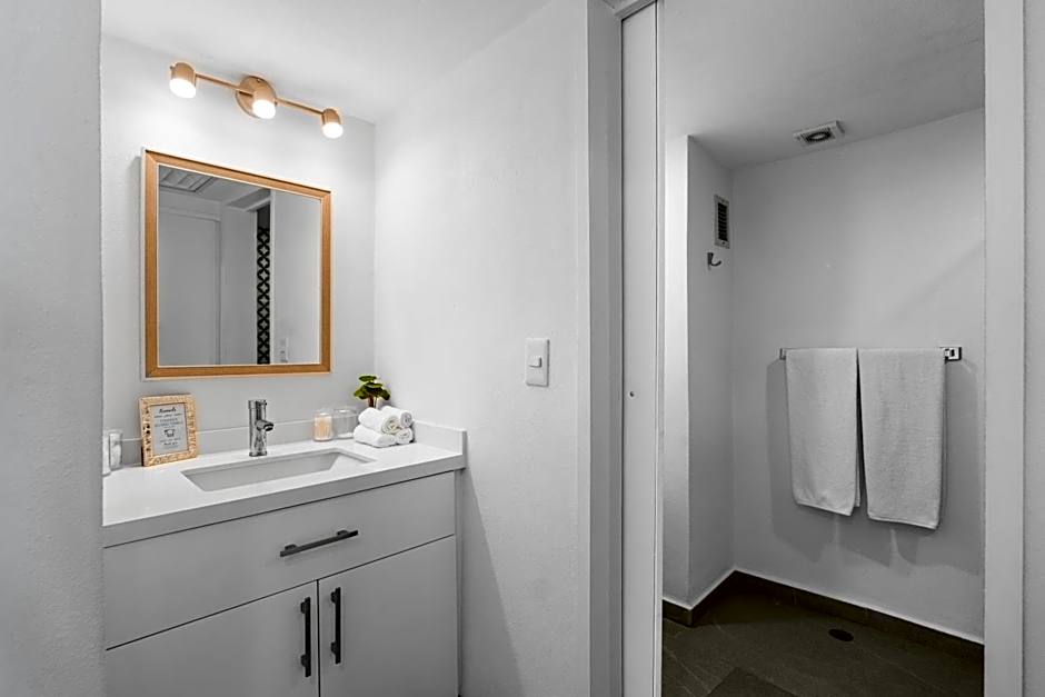 Luxury Condo just steps away from the Beach!