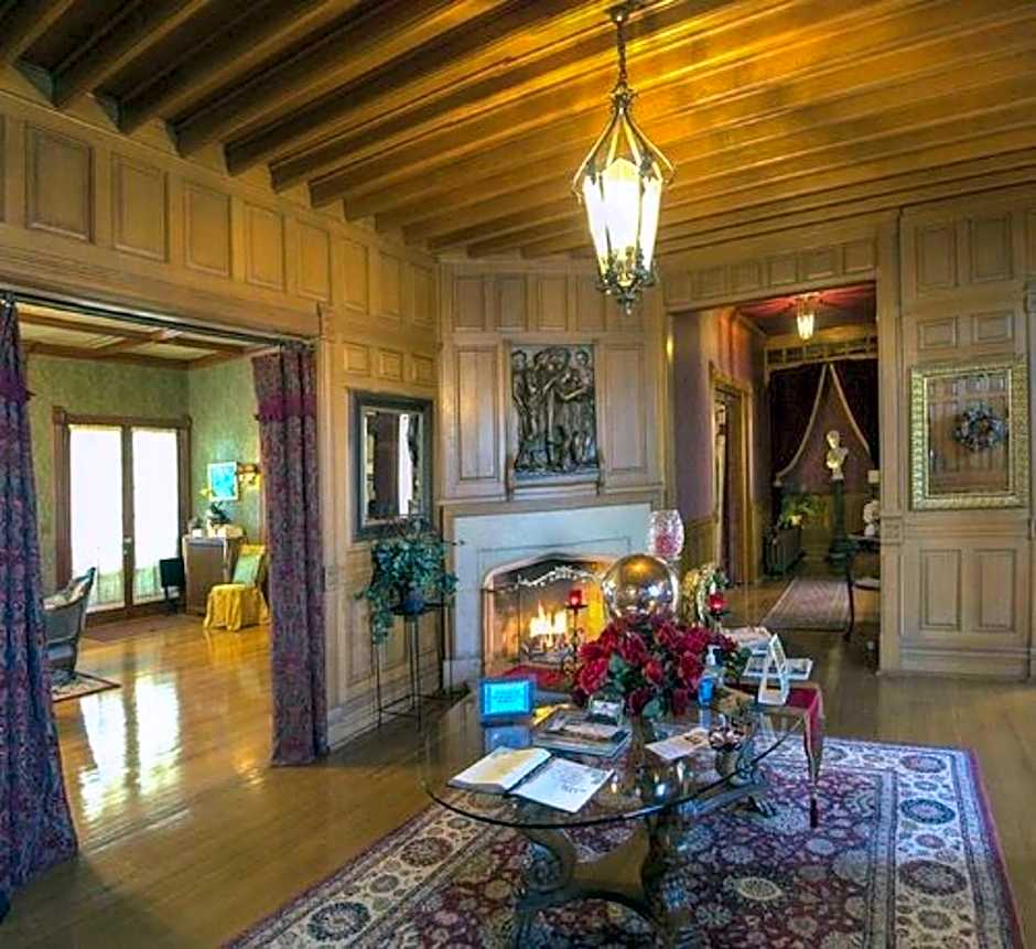 Alexander Mansion  Bed and Breakfast