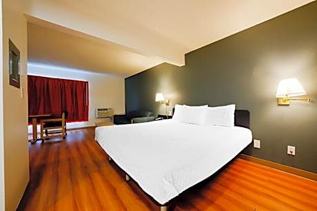 Premium King bed with Kitchenette Accessible