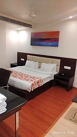 Deluxe Room with  Complimentary /Courtsey pick up and drop to darshan points i.e. Either Banganga or helipad