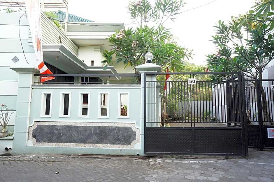 OYO Life 93045 Kost Putra Bu Ketut