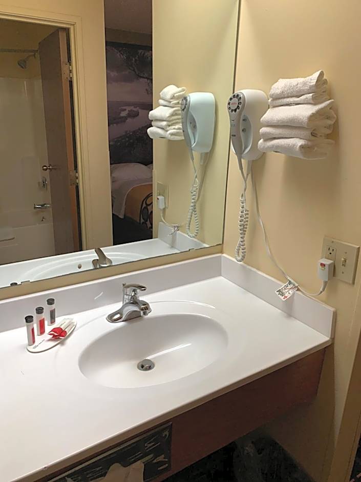 Super 8 by Wyndham Watertown WI