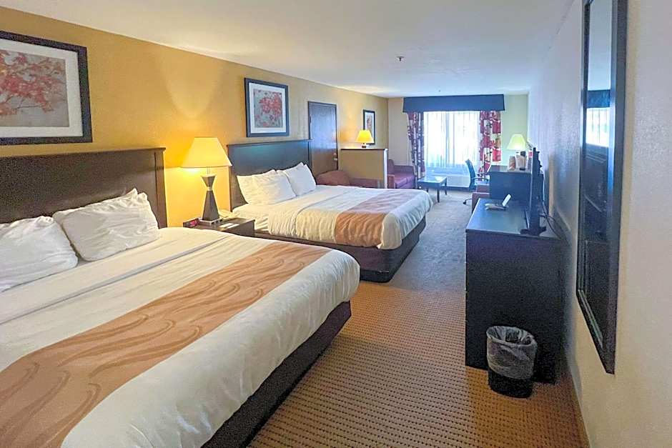 Quality Inn & Suites Farmington