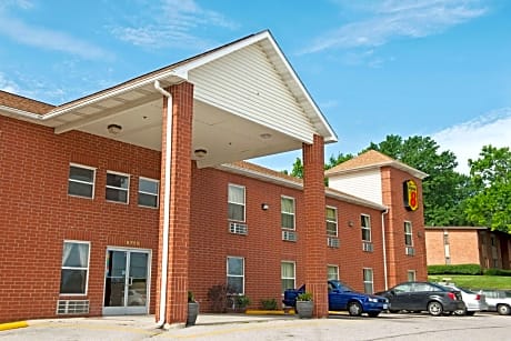 Super 8 by Wyndham St. Louis Airport