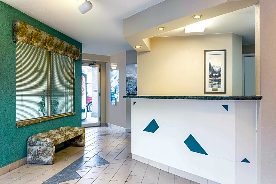 Super 8 by Wyndham Golden