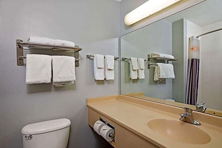 La Quinta Inn & Suites by Wyndham Omaha Airport Downtown