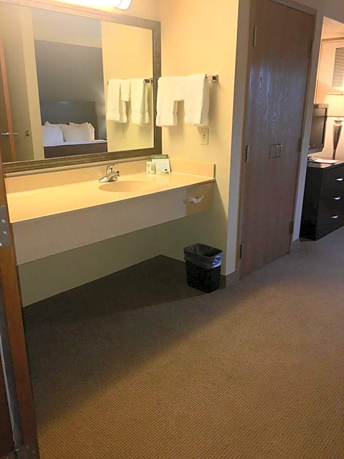 AmericInn by Wyndham Monmouth