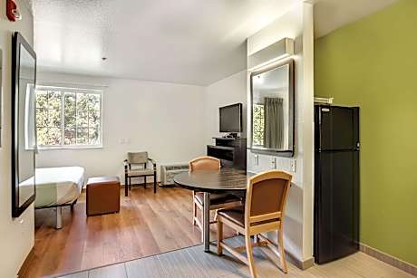 1 QUEEN BED | MICFRIDGE SMOKING