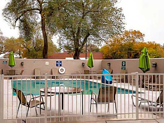 La Quinta Inn & Suites by Wyndham Lubbock West Medical Center