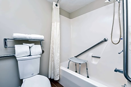 2 Queen Beds, Mobility Accessible, Bathtub