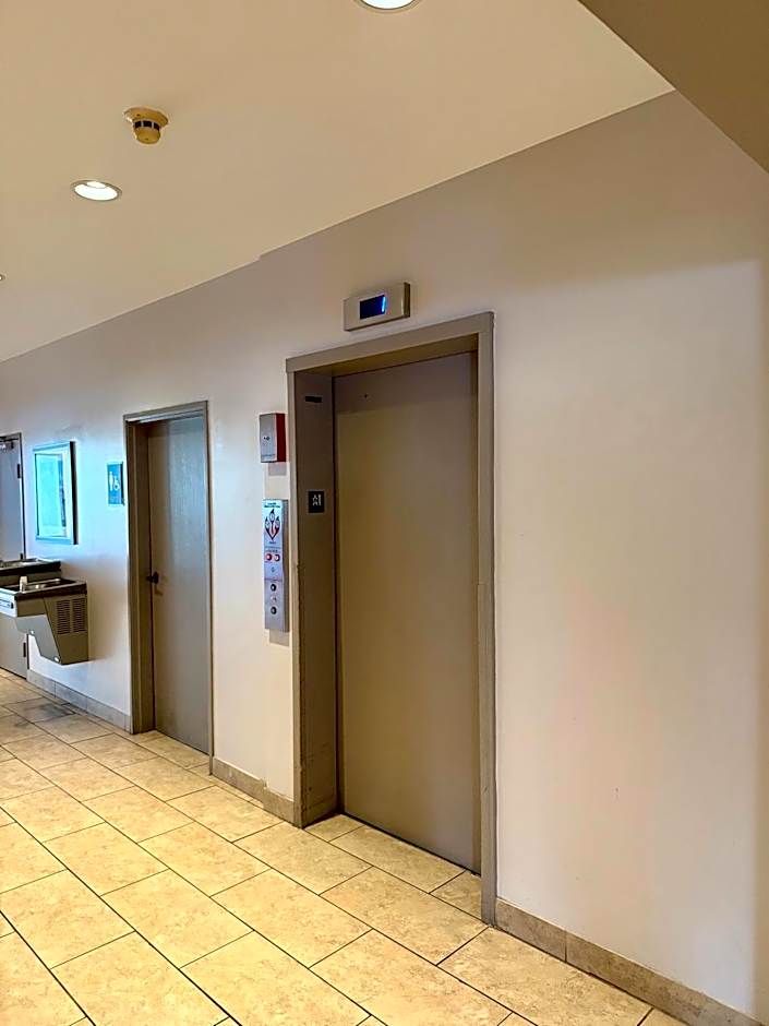 Ramada by Wyndham Glendale Heights/Lombard