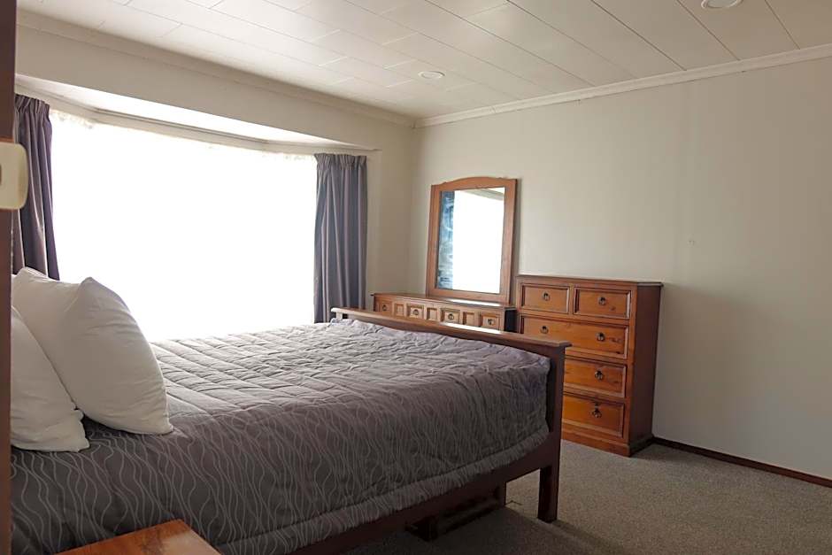 Colonial Motel