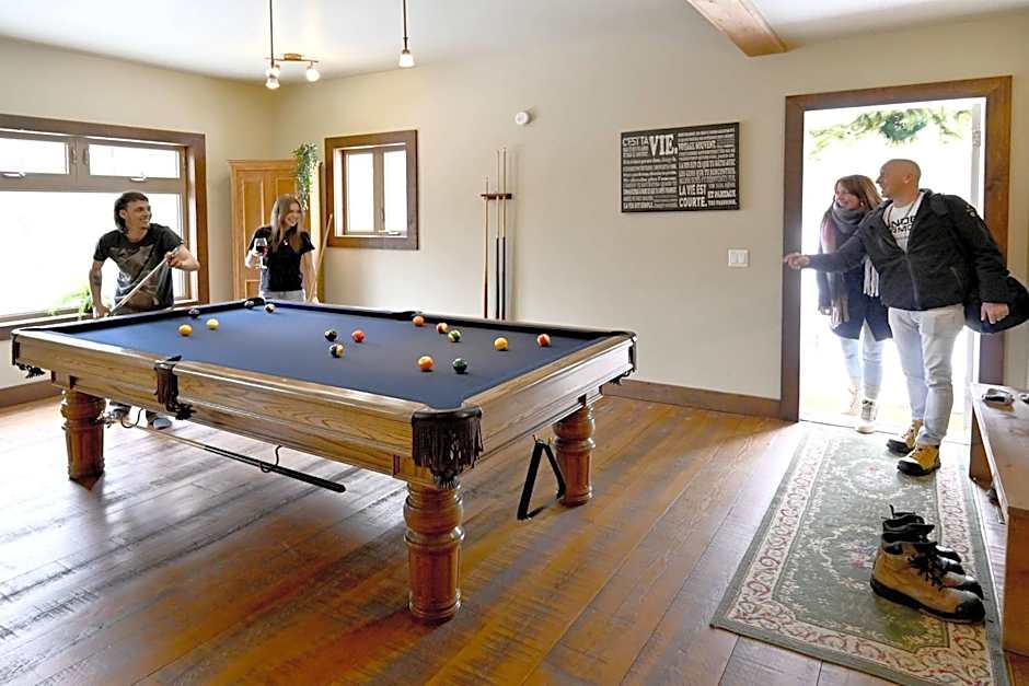 Front RIVER private BEACH 2 HOT TUBS 15 p SAUNA