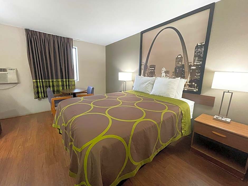 Super 8 by Wyndham Eureka/Six Flags Nearby