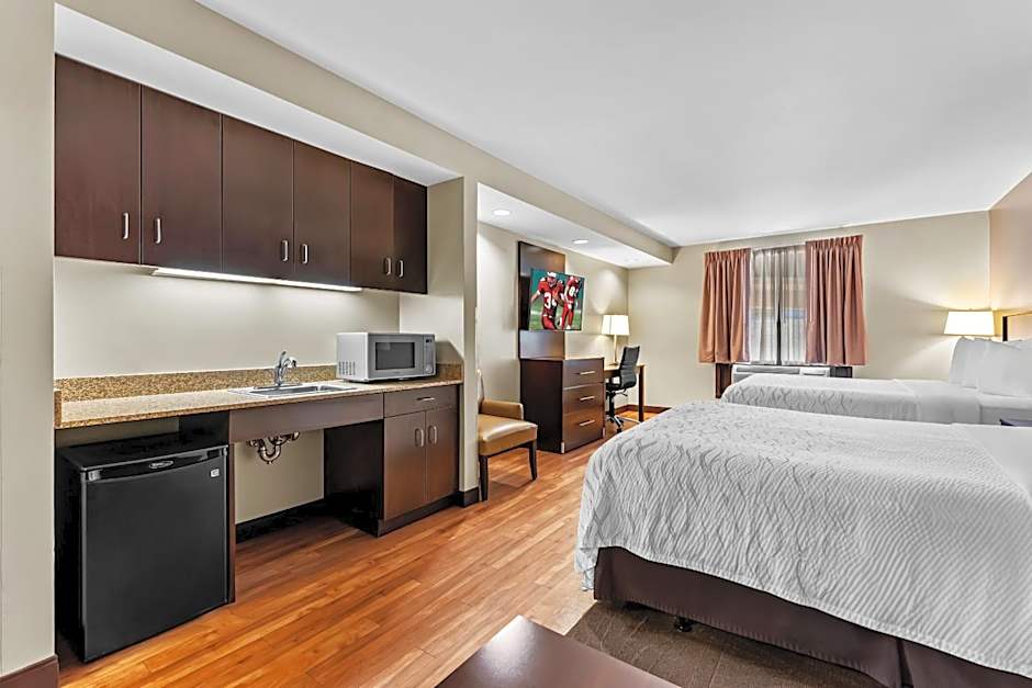 Red Roof Plus+ & Suites Malone