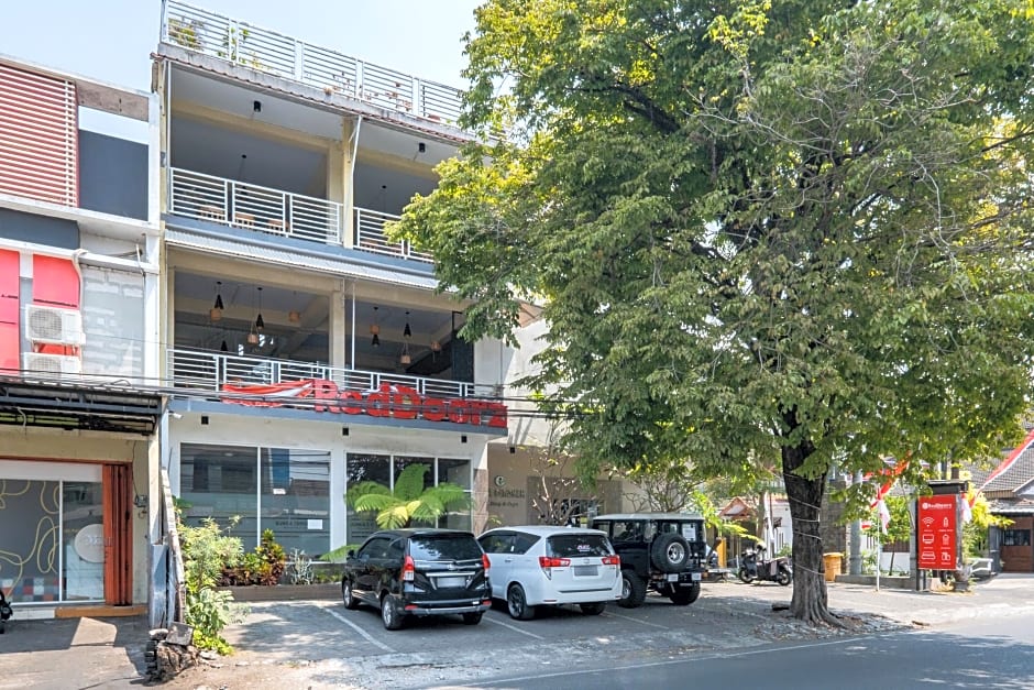 RedDoorz Premium @ Jalan Cengkeh Malang