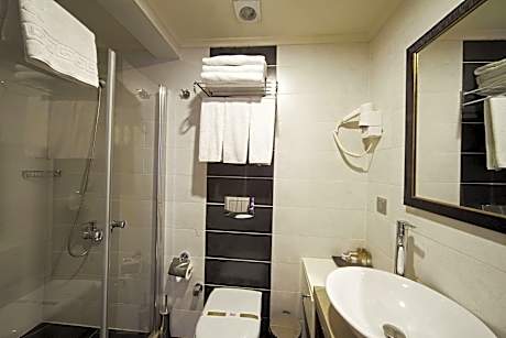 Deluxe Family Room (1 Double Bed and 3 Twin Beds)